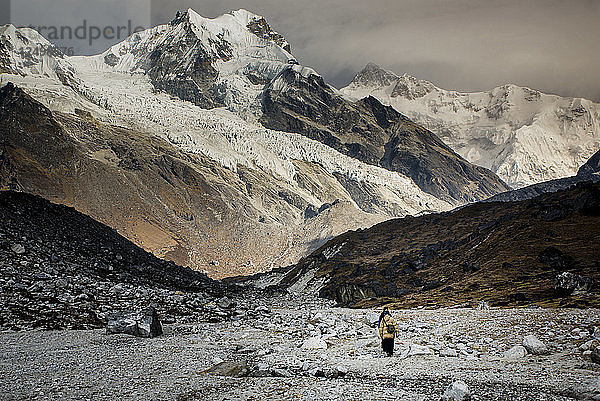 2 Wanderer gehen in Richtung des Passes am Goeche-La mit dem Kanchenjunga  dem dritthöchsten Berg der Welt  im Hintergrund
