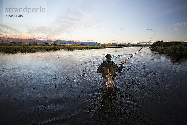 Fliegenfischen am Teton River außerhalb von Driggs Idaho bei Sonnenuntergang