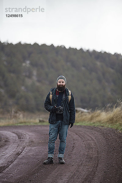 Hipster-Fotograf mit Kamera  der die Natur in Oregon genießt.