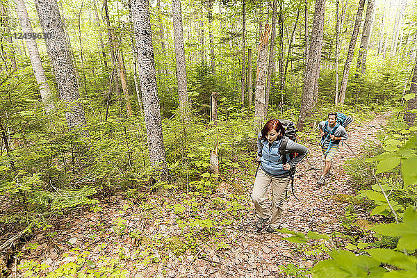 Ein junges Paar beim Wandern auf dem Appalachian Trail