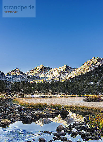 Bear Creek Spire spiegelt sich im Bergsee bei Sonnenaufgang