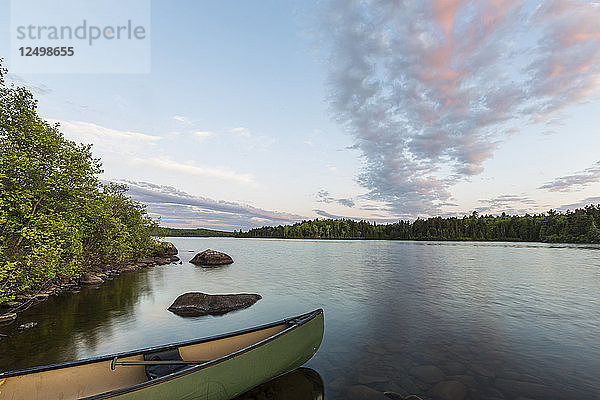 Ein Kanu am Ufer des Long Pond in den nördlichen Wäldern von Maine