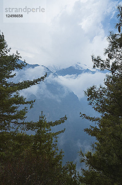 Szenerie mit dem Mount Everest hinter einer Wolke