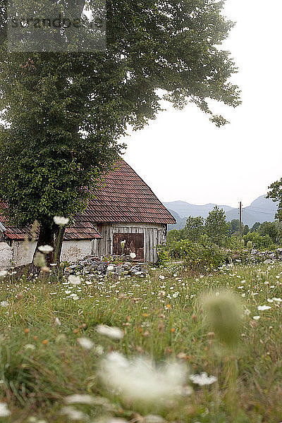 Ein verlassenes Haus im Velebit-Gebirge