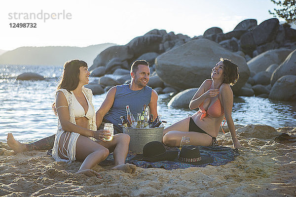Glückliche Freunde genießen Drinks bei Sonnenuntergang am Lake Tahoe  Nevada  USA