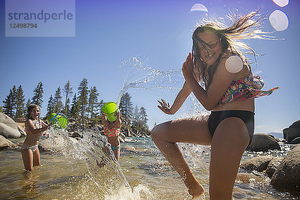 Mädchen genießen im Wasser am Lake Tahoe  Nevada  USA