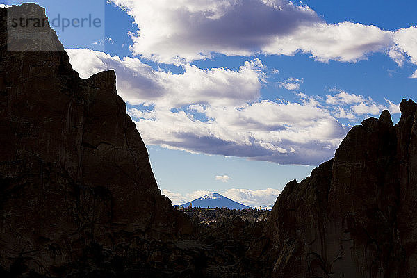 Der Smith Rock bildet den Rahmen für den Black Butte in der Ferne in dieser einzigartigen Aufnahme von Central Oregon.