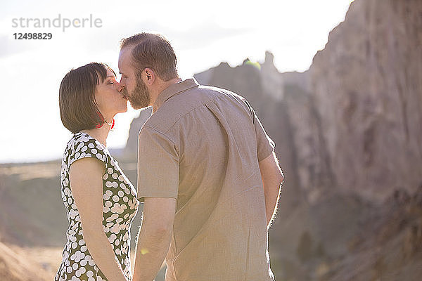 Lifestyle-Porträt eines verlobten Paares  das die freie Natur liebt  im Smith Rock State Park in Central Oregon.