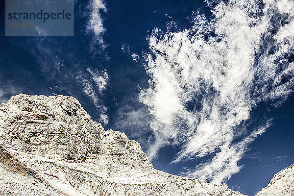 Der Gipfel des Durmitor (Bobotov kuk) unter blauem Himmel und weißen Wolken an einem sonnigen Tag.