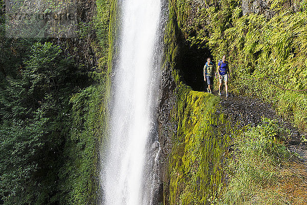 Ein Paar wandert auf dem Pacific Crest Trail bei Tunnel Falls.