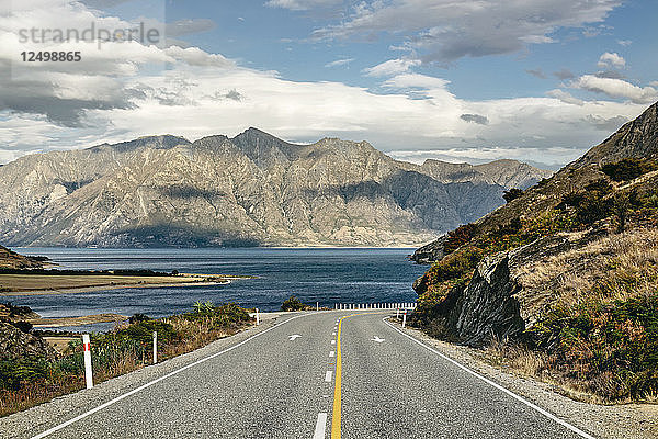 Die spektakuläre Aussicht von der Straße  die zum Hawea-See führt  Neuseeland
