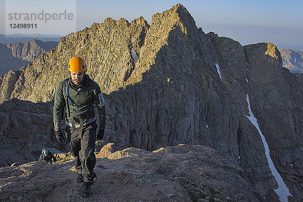 Zwei Männer wandern auf dem Gipfel des North Eolus