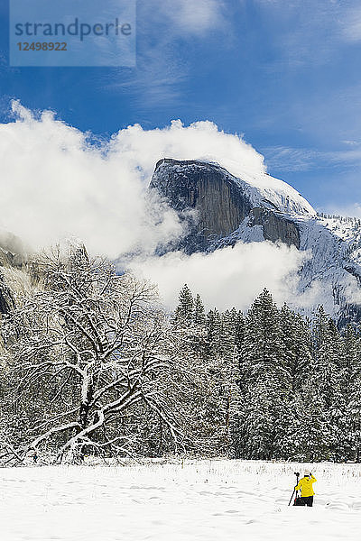 Fotograf fotografiert Half Dome mit frischem Winterschnee