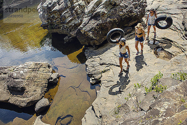Drei junge Frauen durchwandern und schwimmen im Little River Canyon National Preserve.