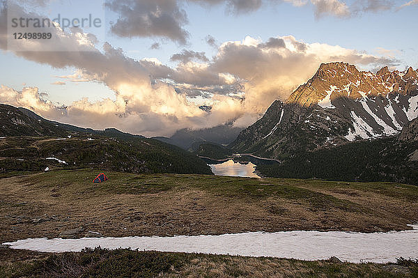 Blick auf ein Zelt beim Backcountry-Camping in Devero  im Herzen der italienischen Alpen. Italien.