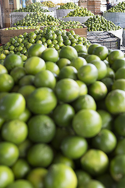 Auf einem Freiluftmarkt in Guatemala werden Limetten zum Verkauf angeboten.