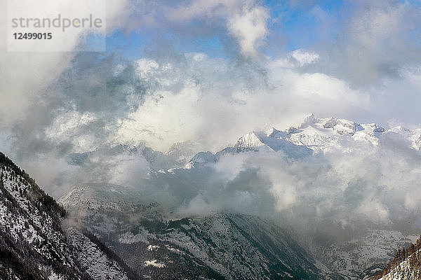 Berglandschaft an einem bewölkten Tag vom Simplonpass aus gesehen