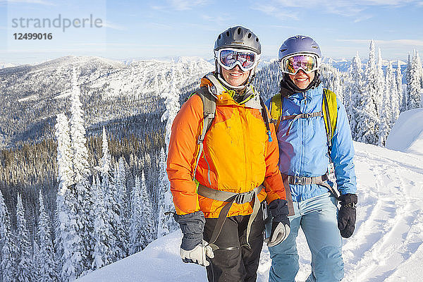 Zwei Skifahrerinnen auf verschneiter Landschaft im Nordwesten Montanas