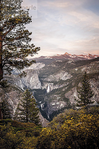 Blick auf Berge  Wasserfälle und Bäume bei Sonnenuntergang im Yosemite National Park  CA.