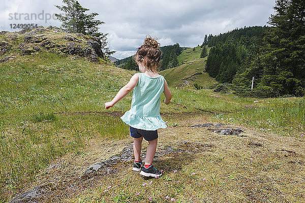 Junges Mädchen tanzt auf einem Berg in der Nähe von Eugene  Oregon