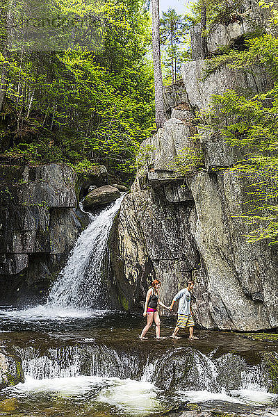 Ein Paar erkundet die Screw Auger Falls auf dem Gulf Hagas Brook Appalachian Trail