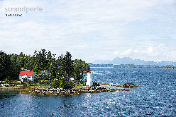 Ein Leuchtturm entlang einer der vielen Buchten in der Inside Passage  Alaska