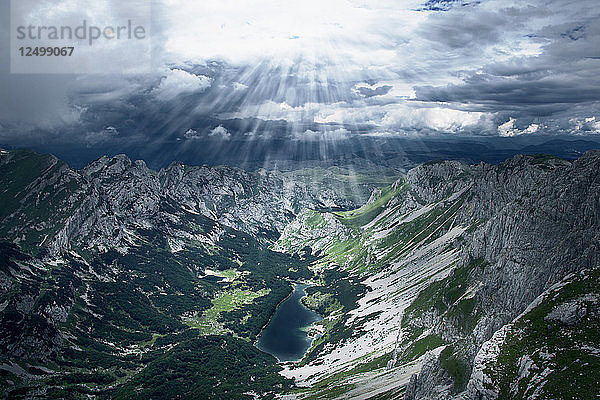 Skrcko-See auf dem Durmitor-Gebirge  aufgenommen vom Gipfel des Durmitor  Bobotov kuk.