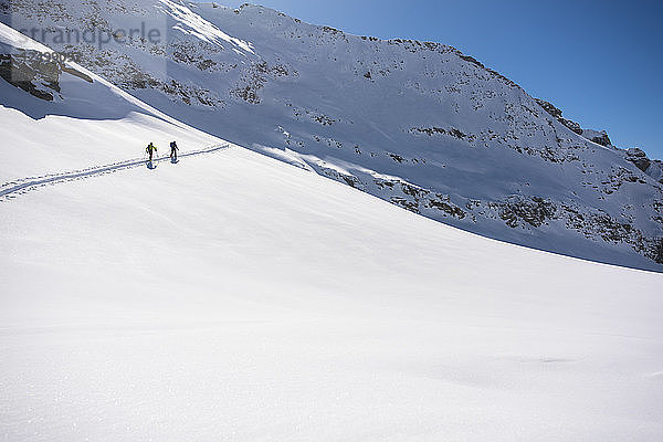 Skitourengehen an einem sonnigen Tag im Skigebiet Monterosa