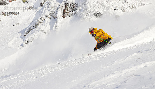 Ein männlicher Skifahrer machen eine Wende in der Hellroaring Basin bei Whitefish Mountain Resort in Whitefish  Montana  USA