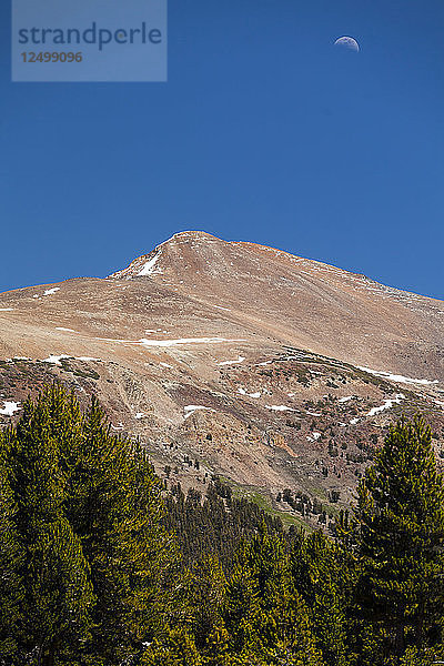 Ein Berg und der Mond im Yosemite National Park  CA.