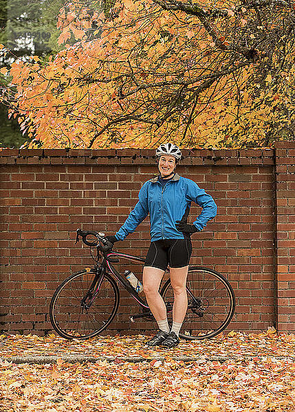 Herbstszene mit einer Frau am Fahrrad in Nevada City