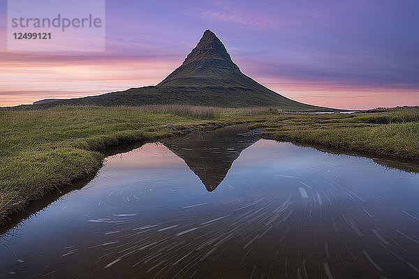 Eine Spiegelung des Berges Kirkjufell auf der Halbinsel Snaefellsnes im Westen Islands.