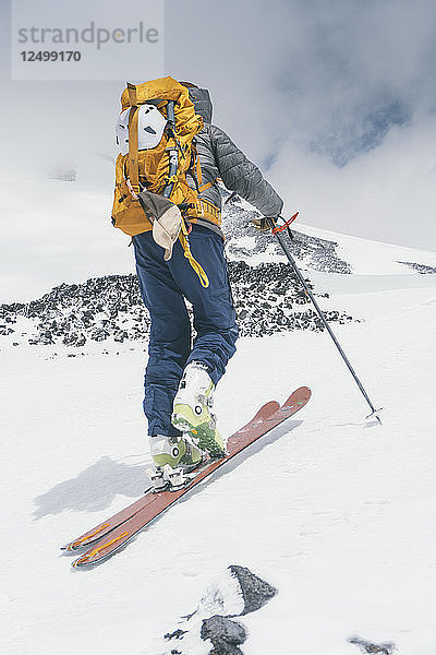 Ein Skifahrer klettert in Richtung des Gipfels des Mount Adams