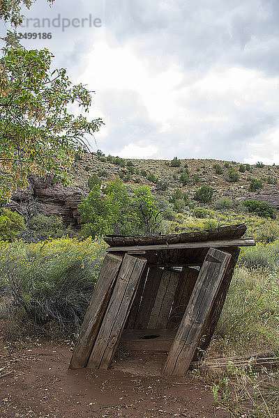 Ruinen eines Plumpsklos auf der historischen McPherson Ranch im Desolation Canyon  Utah.