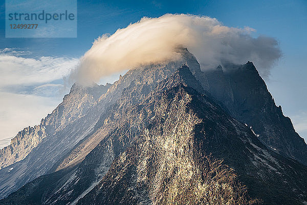 Wolkendecke über einem unbenannten Berg im Lake Clark National Park and Preserve in der Nähe des Turquoise Lake  Alaska  USA