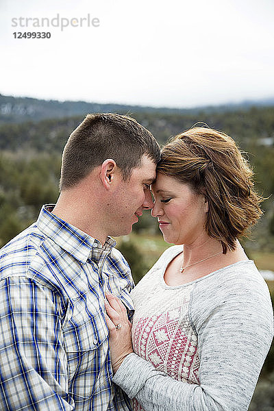 Liebendes Paar zusammen auf einer privaten Farm in Klamath Falls  Oregon  USA