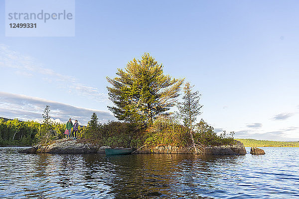 Eine Insel am Long Pond in den nördlichen Wäldern von Maine bei Greenville  Maine