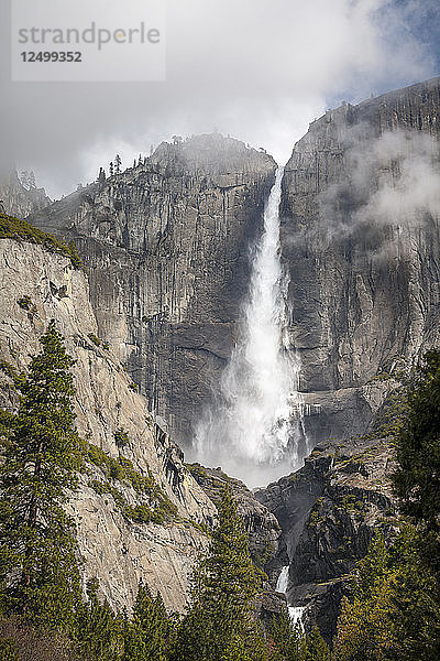 Ein Wasserfall mit Nebel in einem Tal im Yosemite National Park  CA.