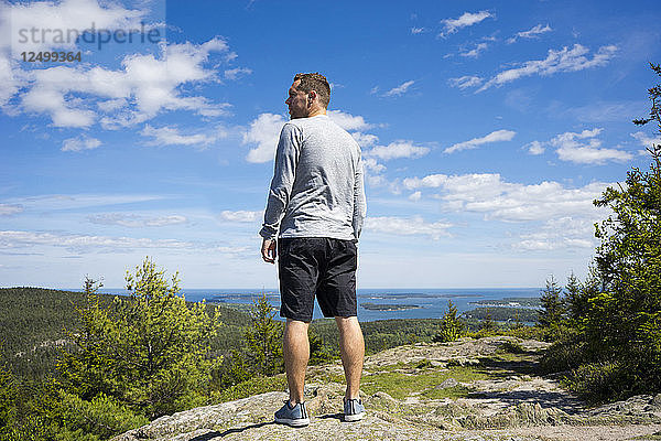 Mann auf dem Gipfel des Beech Mountain mit Blick auf die Aussicht  Acadia National Park  Maine