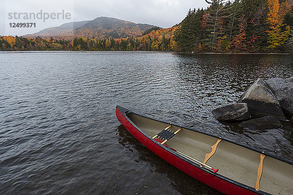 Ein Kanu am Ufer des Greenough Pond in Wentworths Location  New Hampshire