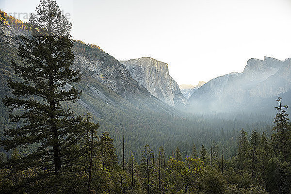 Blick auf das Yosemite Valley vom Tunnel View bei Sonnenaufgang. Kalifornien  USA.