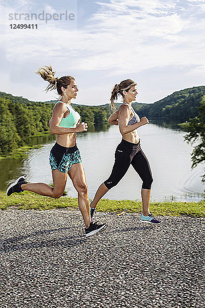 Zwei Sportlerinnen joggen auf der Straße