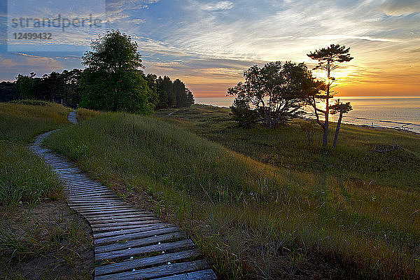 Boardwalk im Kohler-Andrae State Park in Sheboygan  Wisconsin  bietet Campingmöglichkeiten und einen 2 5 Meilen langen Sandstrand.