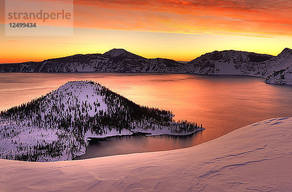 Winterlicher Sonnenaufgang im Crater Lake National Park  Oregon