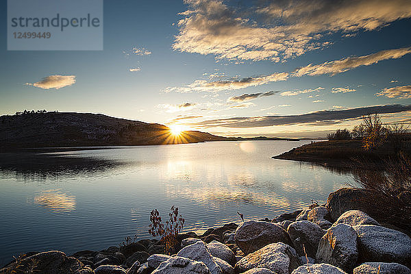 Die Sonne geht über einem See auf  nachdem es in der Nacht zuvor geschneit hat. Wyoming  Vereinigte Staaten