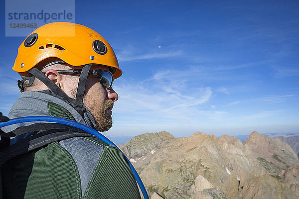 Mann genießt die Aussicht auf den Gipfel des Sunlight Peak