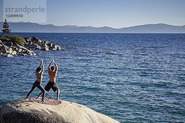 Mann und Frau üben Yoga am Lake Tahoe  Nevada  USA