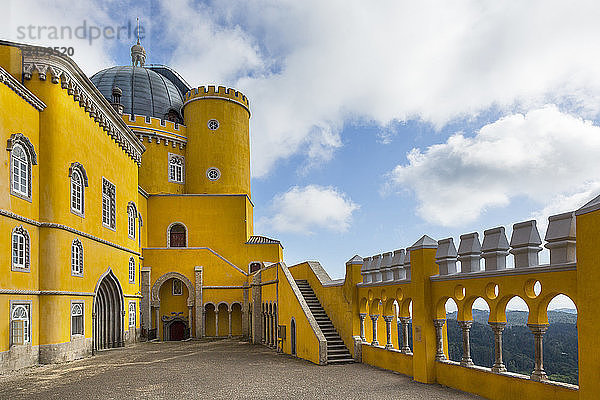 Das farbenfrohe Schloss und der Innenhof des Nationalpalastes von Pena in Sintra  Portugal
