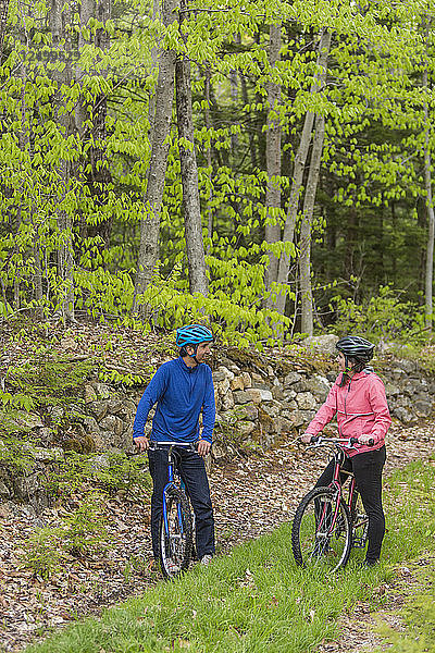 Ein Paar Mountainbiking auf einem Waldweg in der Nähe von Stonehouse Pond in Barrington  New Hampshire