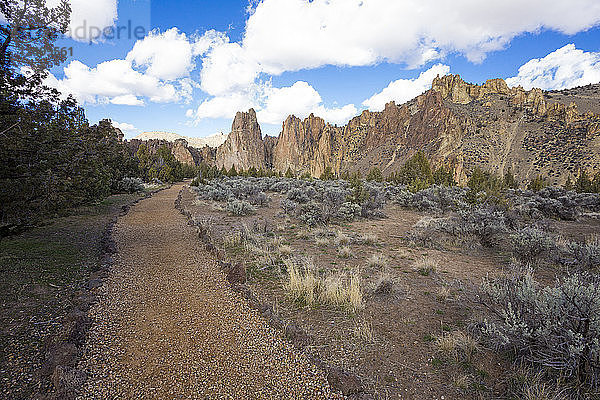 Der Smith Rock State Park in Zentral-Oregon ist ein Naturgebiet  das für Wanderer  Kletterer und Mountainbiker reserviert ist. Die massiven Monolithen eignen sich hervorragend zum Klettern und die sanften Hänge des Berges bieten eine schwierige  aber lohnende Wanderung zum Gipfel.